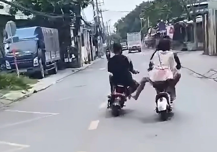 Công an xã Xuân Thới Sơn làm việc với 4 thiếu niên chạy xe đạp điện lạng lách, đánh võng - Ảnh 1.