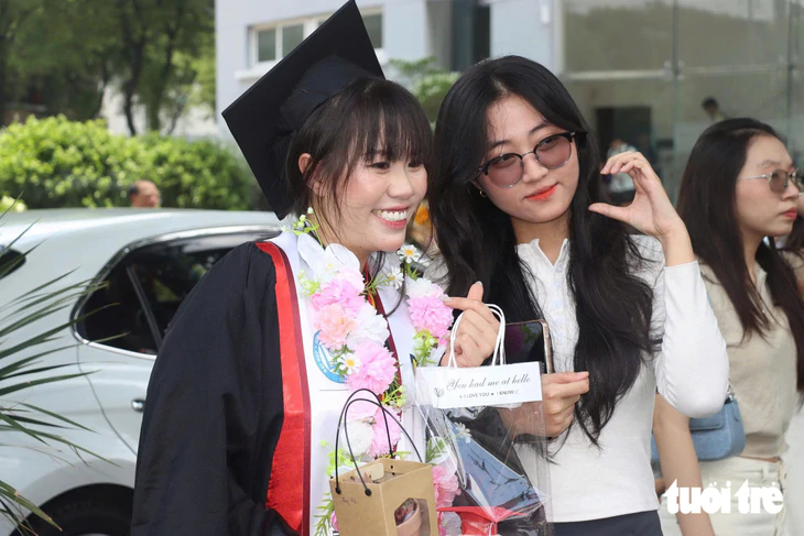 Không có mẹ cha, nhặt ve chai từng đêm ở chợ Mỹ Tho, nữ sinh được Tuổi Trẻ giúp đi học tốt nghiệp ĐH Y Dược TP.HCM - Ảnh 5.