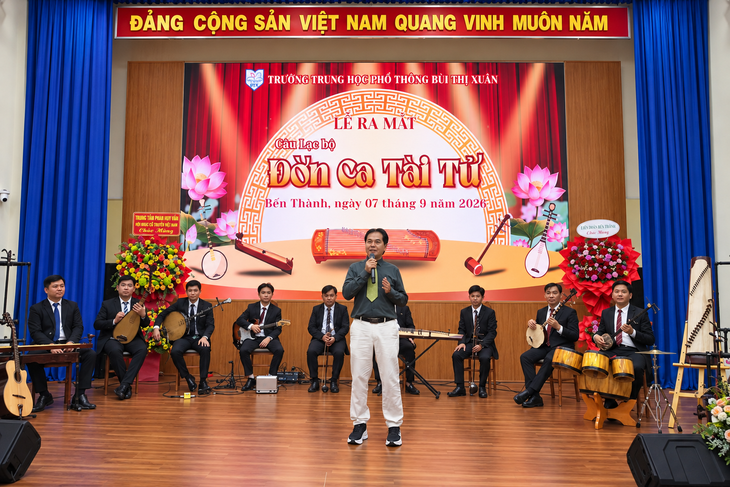 Một trường phổ thông tại TP.HCM mời 20 nghệ nhân đến dạy đờn ca tài tử miễn phí cả năm - Ảnh 1.