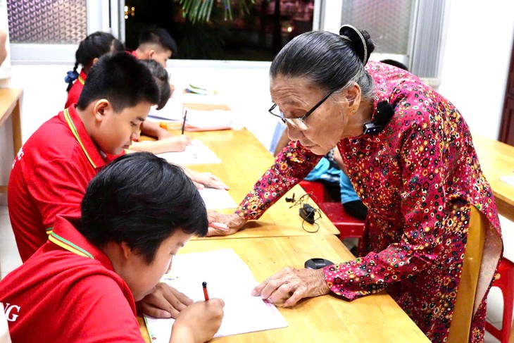 'Cô Ba' Thủ Dầu Một 10 năm dạy lớp học tình thương nhận bằng khen của Thủ tướng - Ảnh 3.