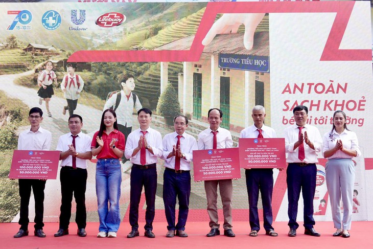 Lifebuoy tiếp sức học sinh vùng cao toàn, sạch khỏe đến trường - Ảnh 2.