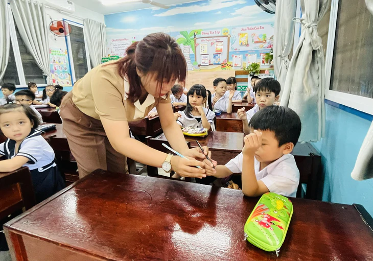 Nha Trang nói gì về việc nhập 13 trường tiểu học thành 'siêu trường' 287 lớp, 10.565 học sinh? - Ảnh 1.