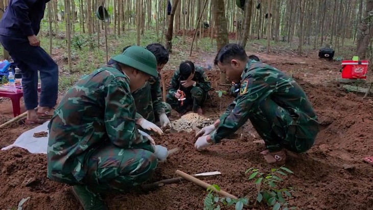 Quảng Trị tìm thấy mộ liệt sĩ tập thể khi thi công ngân hàng - Ảnh 2.