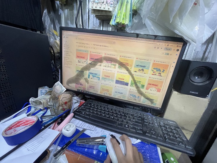 Phụ huynh Đà Nẵng nháo nhào cả đêm lùng tìm sách giáo khoa - Ảnh 1.