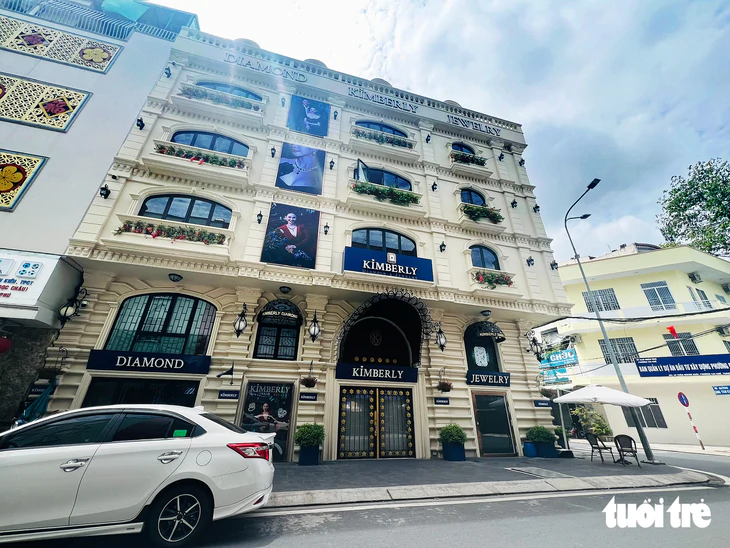 Tiệm kim cương nổi tiếng ở Cần Thơ đóng cửa nhiều tuần: Cơ quan chức năng nói gì? - Ảnh 2.