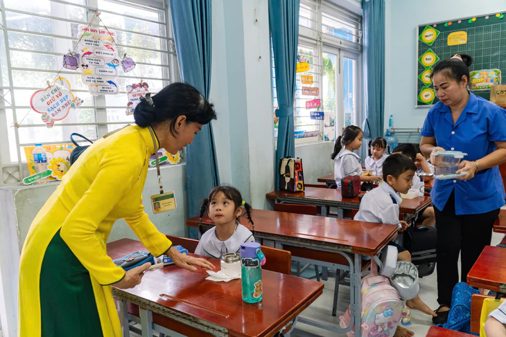 Bán trú ở TP.HCM: Vì sao trường này than khó, trường kia vẫn làm được? - Ảnh 1.