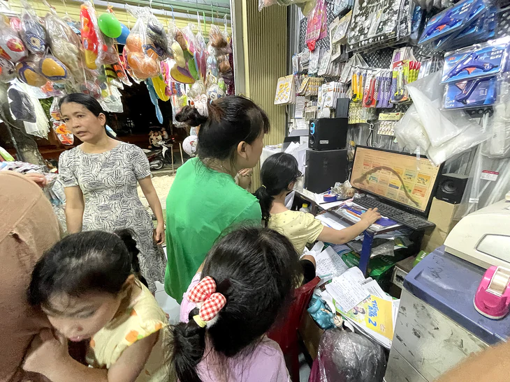 Phụ huynh Đà Nẵng nháo nhào cả đêm lùng tìm sách giáo khoa - Ảnh 1.