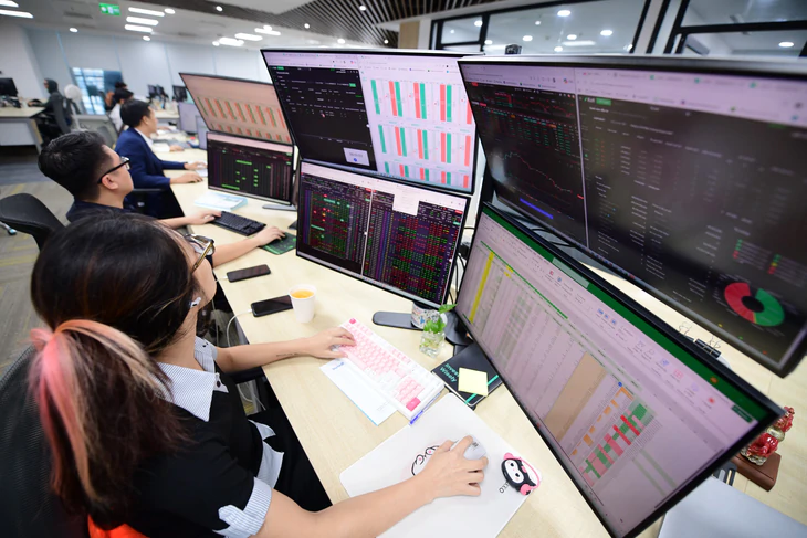 Chứng khoán 8-9: Sau phiên bất ngờ rơi 31 điểm, VN-Index có tiếp tục rung lắc? - Ảnh 1.
