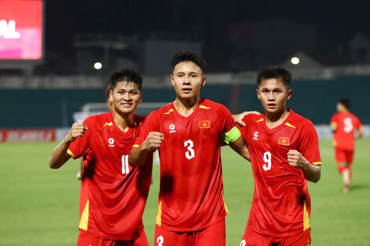 Đội trưởng tuyển U20 Việt Nam xin lỗi lứa U17 - Ảnh 1.