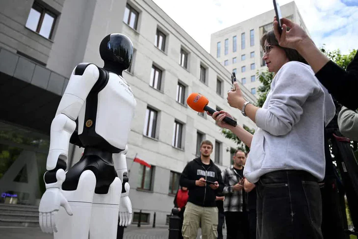 Robot xuống đường 'biểu tình' đòi bảo vệ việc làm của con người trước AI - Ảnh 2.