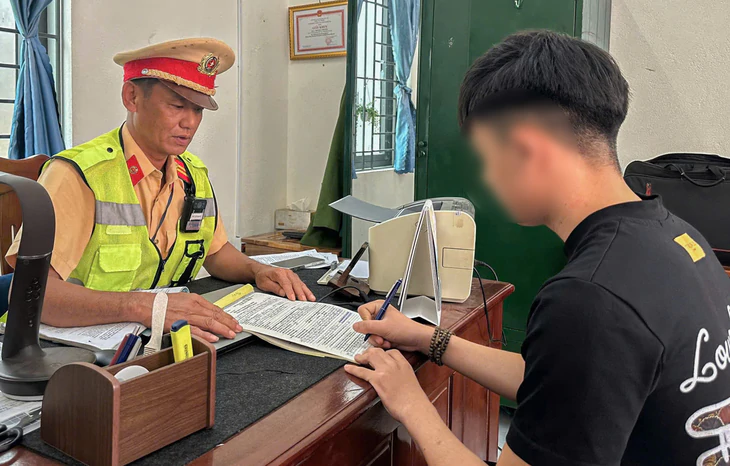 Phạt người giao xe, tịch thu phương tiện đối với thiếu niên dùng chân lái xe máy - Ảnh 1.