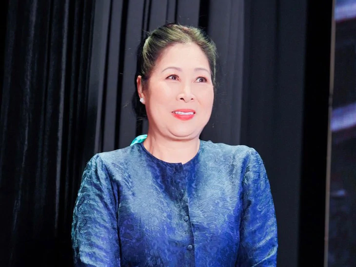 NSND Hồng Vân: 'Người ta đồn tôi rửa tiền, thật ra là đi cày nuôi sân khấu' - Ảnh 1.