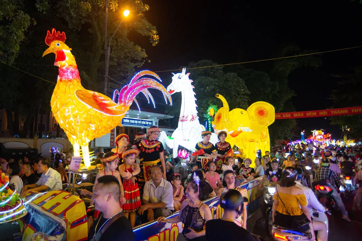 Hàng trăm nghìn người đổ về Tuyên Quang dịp Trung Thu, ngăn chặn khách sạn, nhà nghỉ, dịch vụ "chặt chém" thế nào? - Ảnh 2.