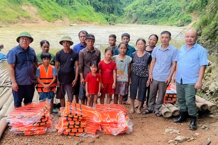 Sắp có cầu bê tông, học sinh vùng cao không còn phải đi bè qua sông đến lớp - Ảnh 1.