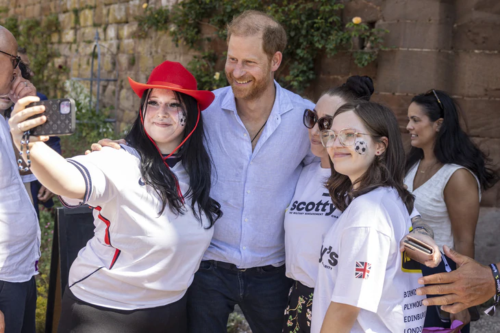 Vua Charles III xác định Harry và Meghan là "dân thường" khi trở về Anh - Ảnh 1.