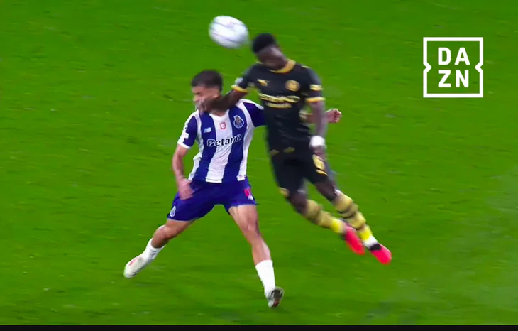 Guehi thoát thẻ đỏ, cầu thủ Man City và Porto xô xát trên đường hầm giữa hiệp - Ảnh 1.