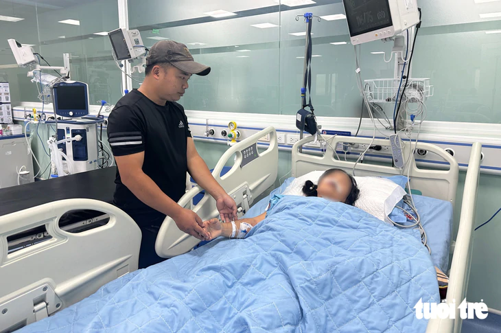 Sau cú lật xe ở Dốc Chuối, hai gia đình nghèo chìm trong nỗi đau - Ảnh 2.