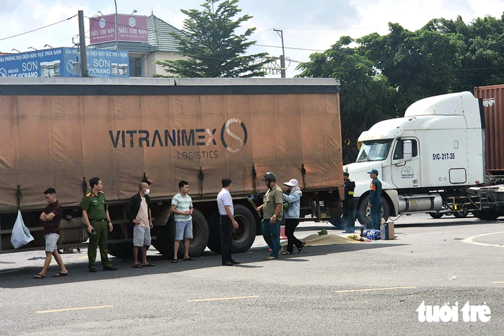 Sức khỏe bé gái sống sót trong vụ tai nạn khiến 3 người tử vong ở Đồng Nai đã ổn định - Ảnh 1.