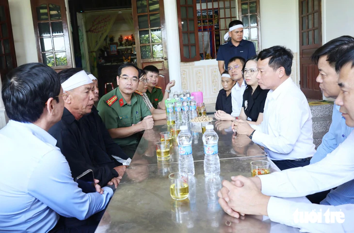 Lãnh đạo tỉnh Nghệ An thăm, động viên gia đình bị sát hại ở Đồng Nai - Ảnh 1.