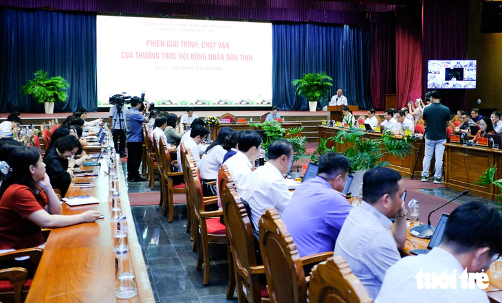 Hỗ trợ xi măng làm đường nông thôn, nhưng mùa mưa đã điểm xi măng chưa tới - Ảnh 1.