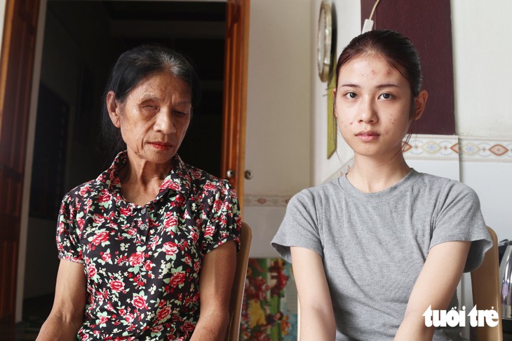 Miễn học phí, trao học bổng cho nữ sinh có người mẹ bị hư mắt vẫn 10 năm cõng em đến trường - Ảnh 1.