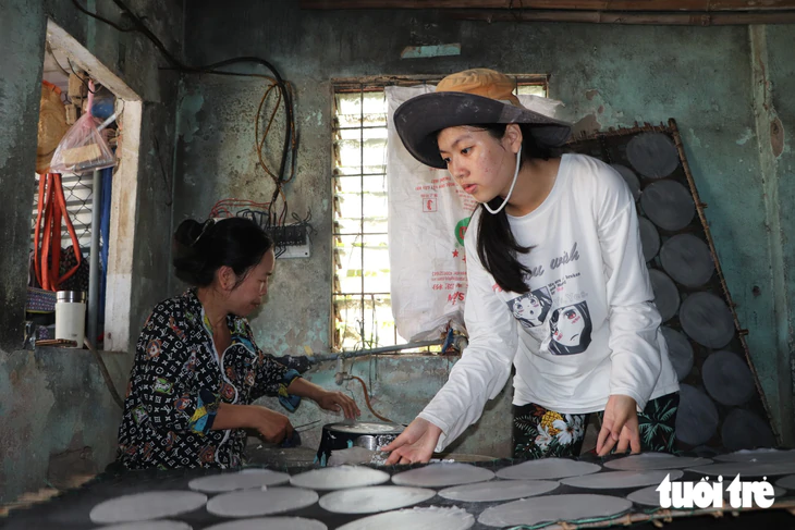 Bán cà phê 10 tiếng mỗi ngày ở Hội An, kiếm chút tiền vào ĐH Kinh tế TP.HCM - Ảnh 1.