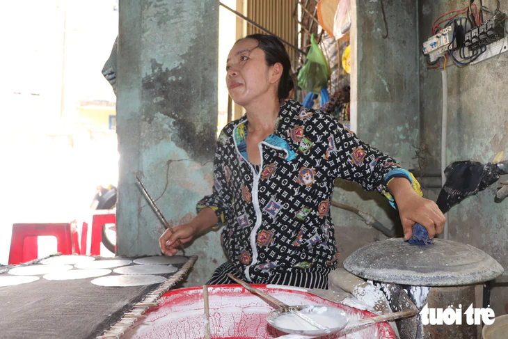 Bán cà phê 10 tiếng mỗi ngày ở Hội An, kiếm chút tiền vào ĐH Kinh tế TP.HCM - Ảnh 2.