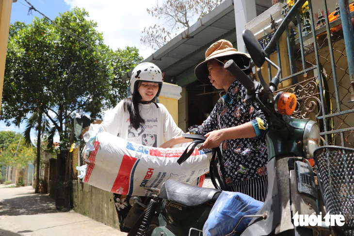 Bán cà phê 10 tiếng mỗi ngày ở Hội An, kiếm chút tiền vào ĐH Kinh tế TP.HCM - Ảnh 13.