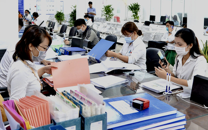Bộ Nội vụ hướng dẫn tinh giản biên chế hiệu trưởng, hiệu phó sau khi thực hiện sắp xếp trường học - Ảnh 3.