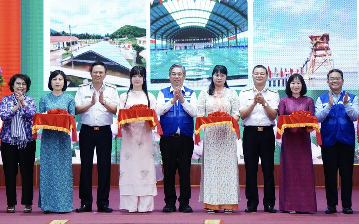 TP.HCM trao kinh phí hỗ trợ nhiều công trình chăm lo cán bộ, chiến sĩ đặc khu Côn Đảo - Ảnh 2.
