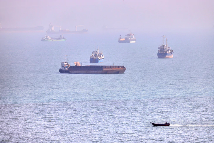 Quan chức Mỹ: Eo biển Hormuz hoàn toàn mở cửa dưới sự kiểm soát của Washington - Ảnh 2.