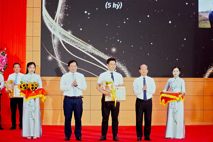 Loạt bài 'Gần 40 học sinh bị ngộ độc, nữ hiệu phó ngăn không cho đi cấp cứu' được trao giải - Ảnh 2.