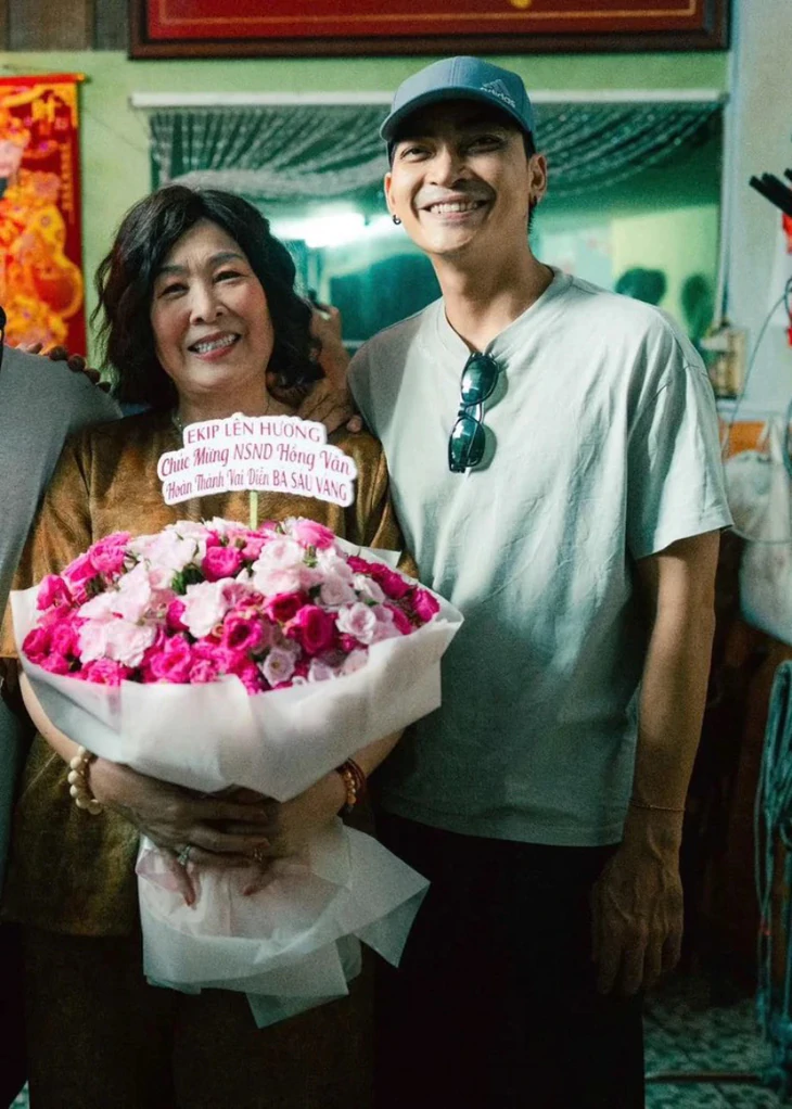 NSND Hồng Vân: 'Người ta đồn tôi rửa tiền, thật ra là đi cày nuôi sân khấu' - Ảnh 2.
