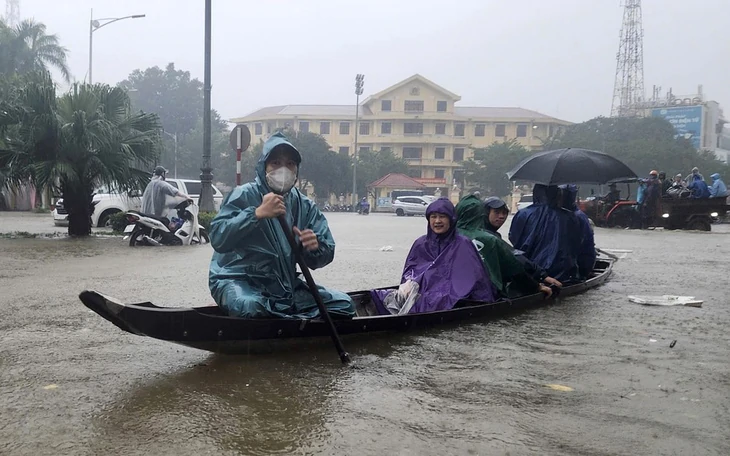 3 ngày tới TP.HCM, Nam Bộ có 'combo' mưa to cộng triều cường - Ảnh 2.