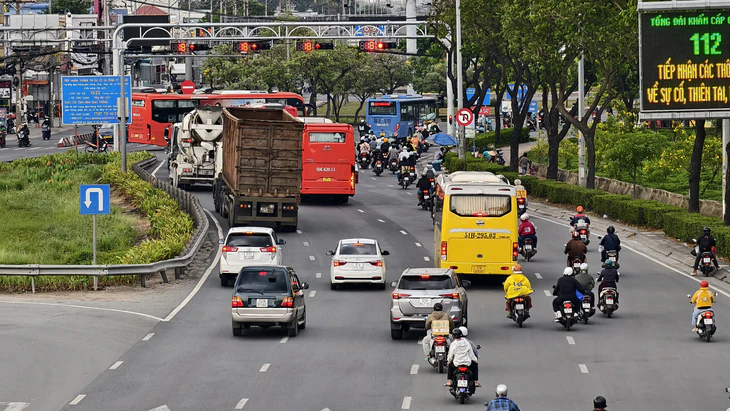 Doanh nghiệp vận tải lo lắng khi bị rút ngắn thêm 2 tiếng ra, vào cảng - Ảnh 2.