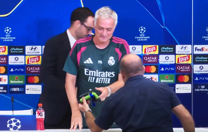 Mourinho nhận quà lạ từ chuyện của 16 năm trước - Ảnh 1.
