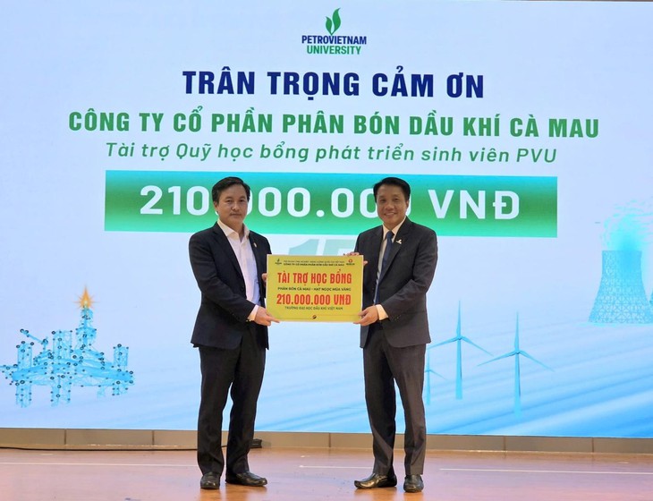 Phân Bón Cà Mau dành gần 2 tỉ đồng tiếp sức học sinh, sinh viên - Ảnh 2.