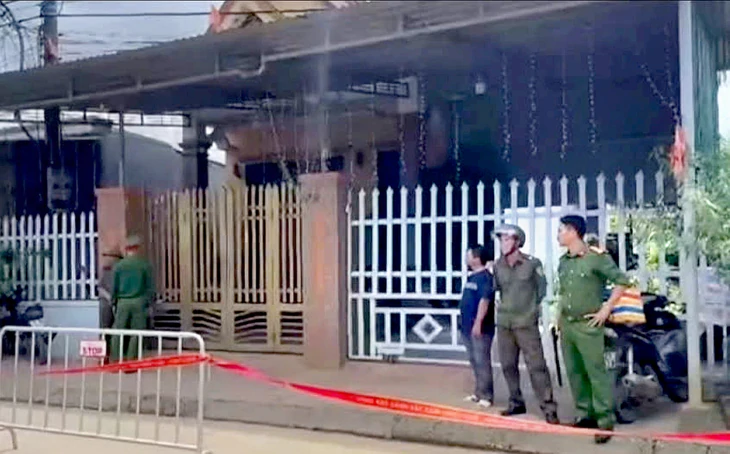 Một phụ nữ chết tại nhà với nhiều vết thương, người chồng lái ô tô rời đi 15km thì gặp tai nạn - Ảnh 2.