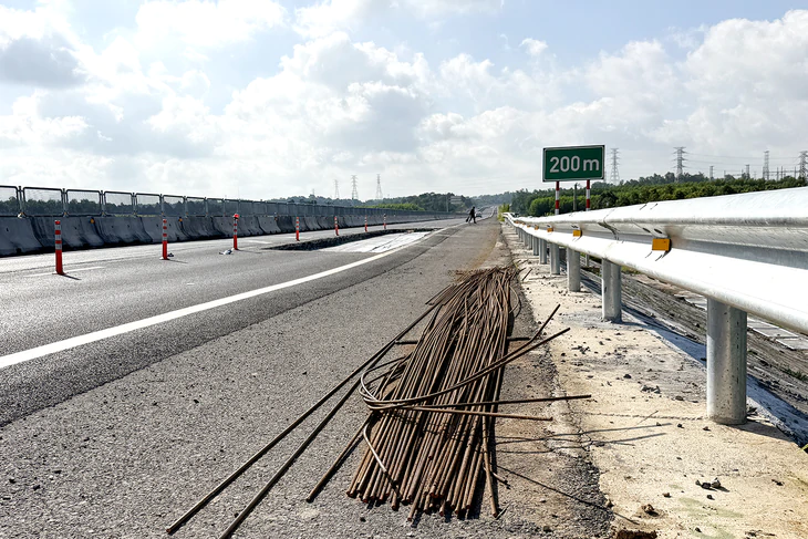 Ô tô lọt hố công trình trên cao tốc Biên Hòa - Vũng Tàu, tranh cãi vị trí biển cảnh báo - Ảnh 4.