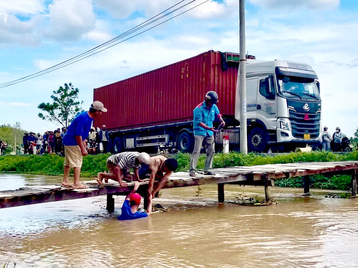 Phát hiện thi thể nữ trôi dưới mương nước dọc quốc lộ - Ảnh 2.