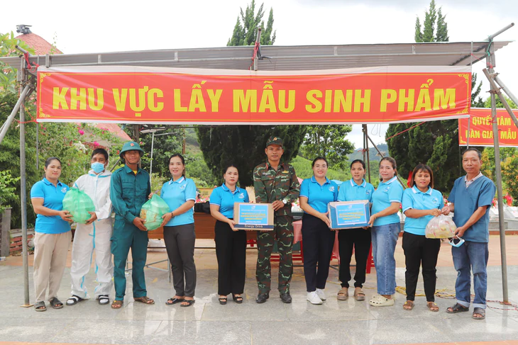Không đứng ngoài cuộc, phụ nữ tiếp sức ‘Chiến dịch 500 ngày đêm’ - Ảnh 1.