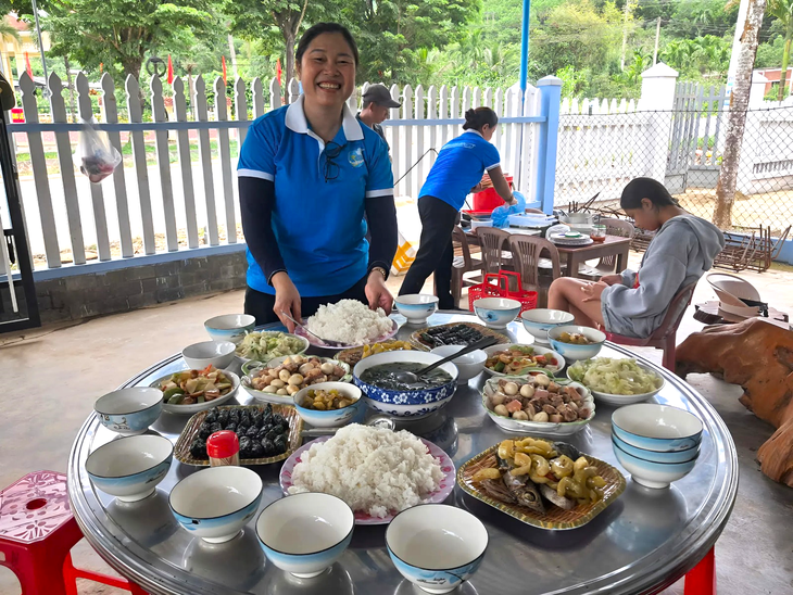 Không đứng ngoài cuộc, phụ nữ tiếp sức ‘Chiến dịch 500 ngày đêm’ - Ảnh 3.