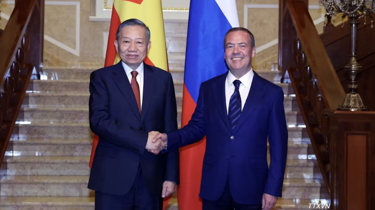 Tổng Bí thư, Chủ tịch nước Tô Lâm gặp Chủ tịch Đảng Nước Nga Thống nhất Dmitry Medvedev - Ảnh 1.