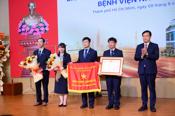 Phó bí thư Thường trực Thành ủy Lê Quốc Phong: Một bệnh nhi chữa khỏi thêm một công dân khỏe mạnh - Ảnh 3.