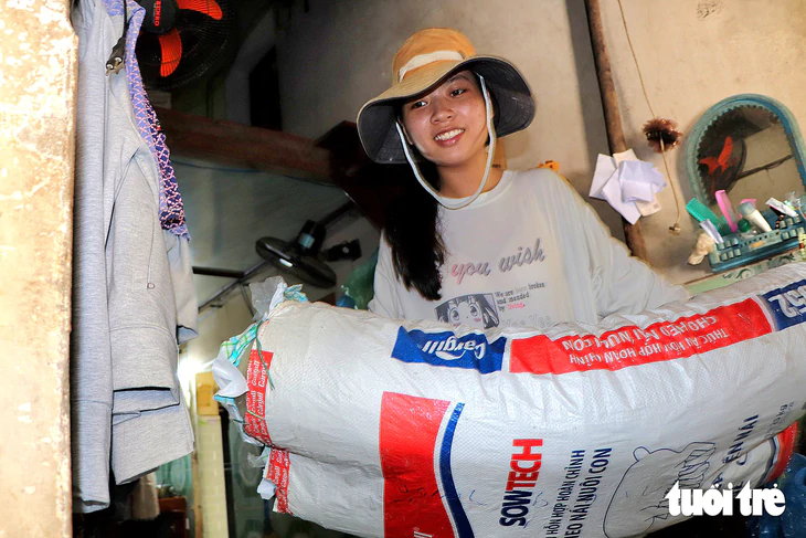 Bán cà phê 10 tiếng mỗi ngày ở Hội An, kiếm chút tiền vào ĐH Kinh tế TP.HCM - Ảnh 12.