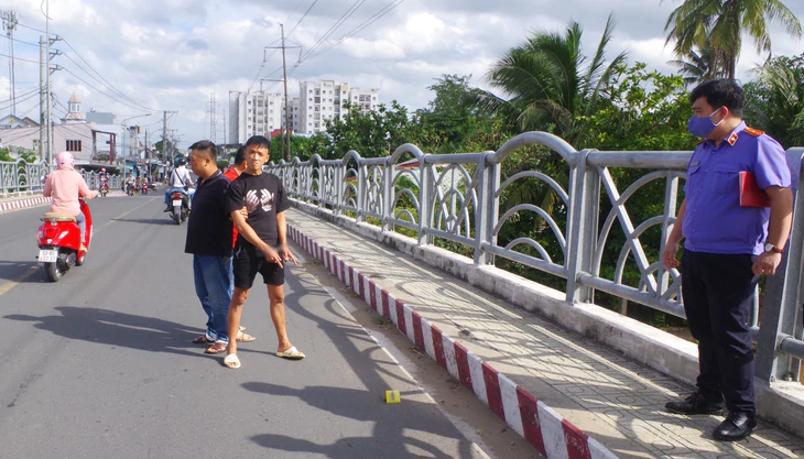 Cướp giật dây chuyền đem đi bán, bị tiệm vàng phát hiện báo công an - Ảnh 2.