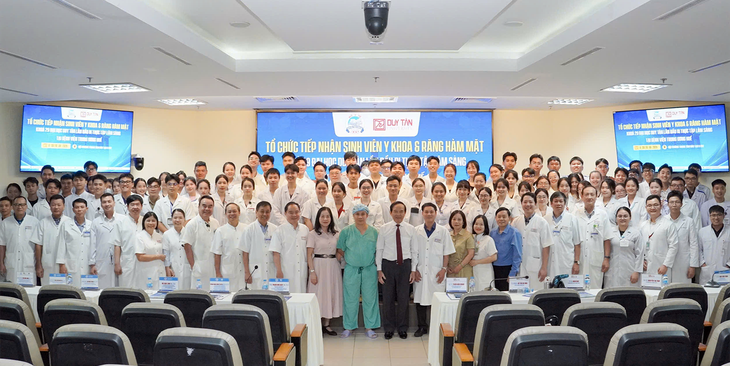 288 sinh viên ĐH Duy Tân thực tập lâm sàng tại Bệnh viện TW Huế - Ảnh 1.