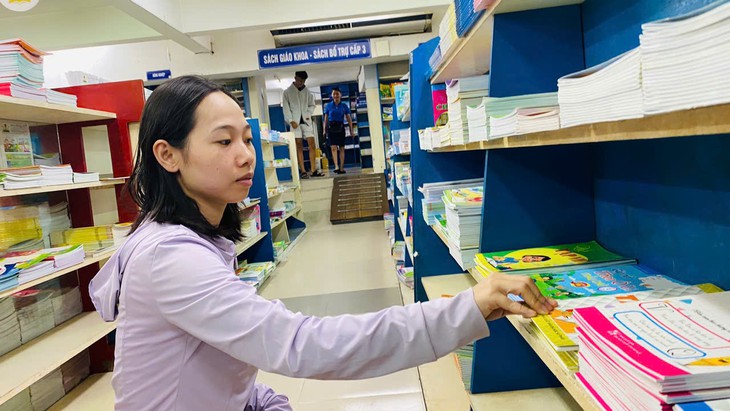 Sách giáo khoa vẫn thiếu, phụ huynh xếp hàng từ 4h sáng, chạy 7-10 nhà sách - Ảnh 4.