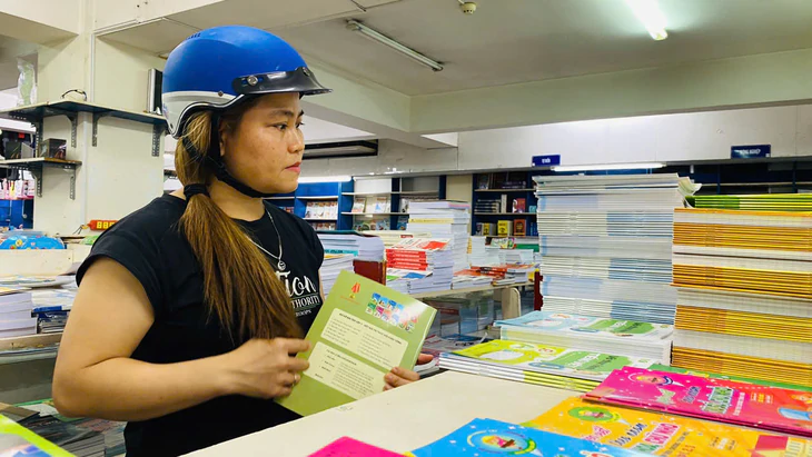 Sách giáo khoa vẫn thiếu, phụ huynh xếp hàng từ 4h sáng, chạy 7-10 nhà sách - Ảnh 5.