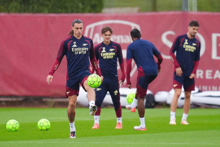 Arsenal đến Ý trễ vì sự cố hàng không trước trận đấu Champions League - Ảnh 1.